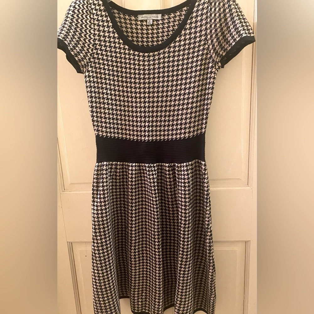 Adorable Houndstooth Pattern Knit Dress